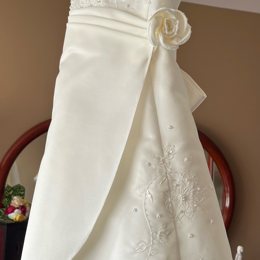 Elegant Cream Floral Embroidered Dress